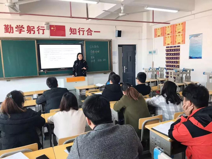 陳碧峰校長給全體班主任進行教學指導
