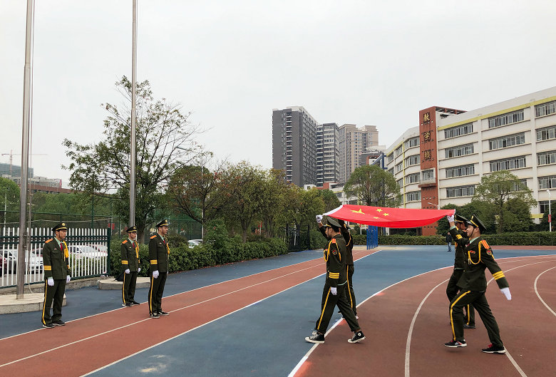  長(zhǎng)沙市賀龍?bào)w育運(yùn)動(dòng)學(xué)校舉行“我與祖國(guó)共奮進(jìn)”系列活動(dòng)之國(guó)旗下演講 