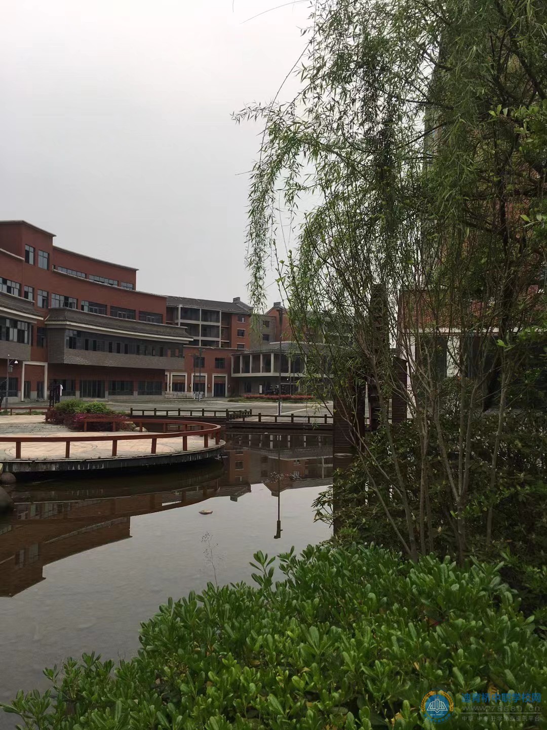 
湖南華科技工學(xué)校校園一角