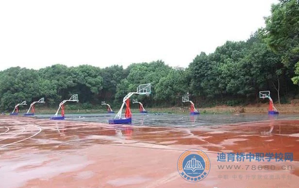 
湖南華科技工學(xué)校操場