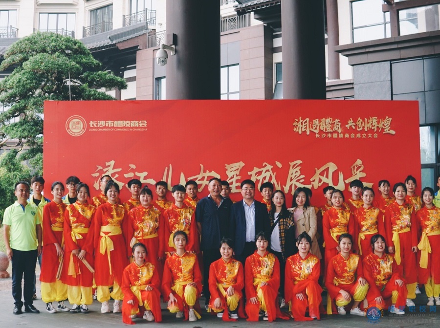 
長沙湘江科技中等職業(yè)學校龍鼓隊應邀參加長沙市醴陵商會成立慶典