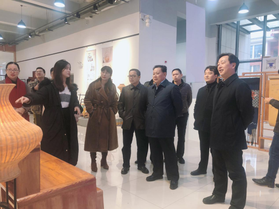 
省文旅廳領導現場指導美術系畢業設計優秀作品展