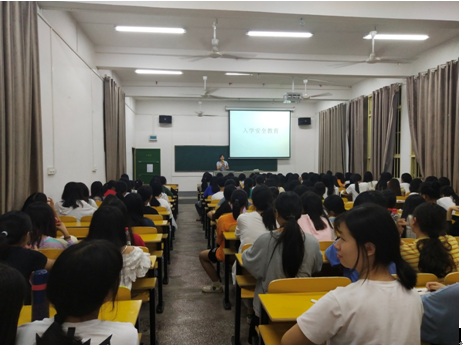 
邵陽(yáng)市衛(wèi)生學(xué)校開(kāi)展“入學(xué)安全教育”主題班會(huì)活動(dòng)