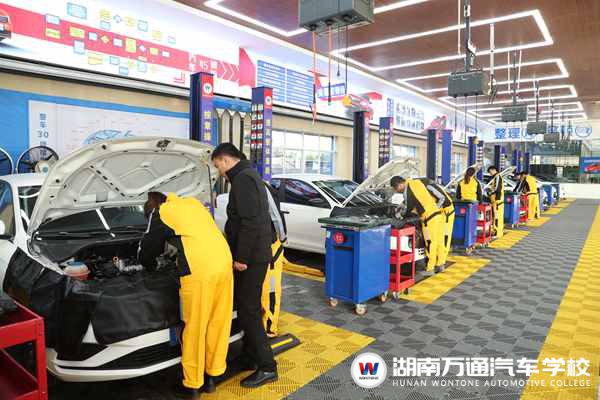 百家名企暖春助學！領取4項特惠助學禮