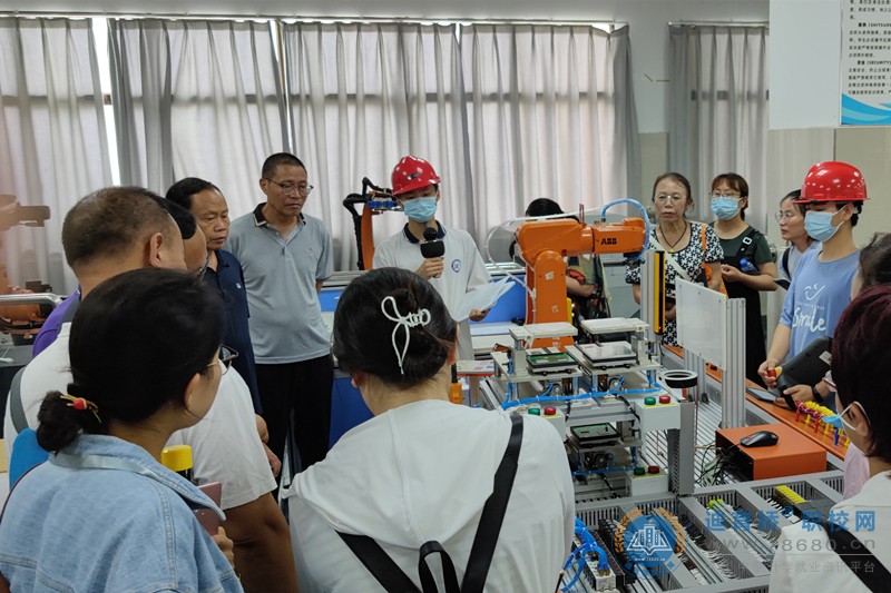 長沙電子工業(yè)學(xué)校與湖南師范大學(xué)工程與設(shè)計學(xué)院共同開展“職業(yè)院校教師素質(zhì)提高計劃”培訓(xùn)交流活動